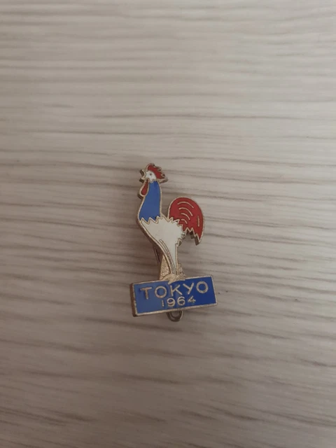 Broche vintage type badge circa 1970 portraits de jeune fille sur plastique