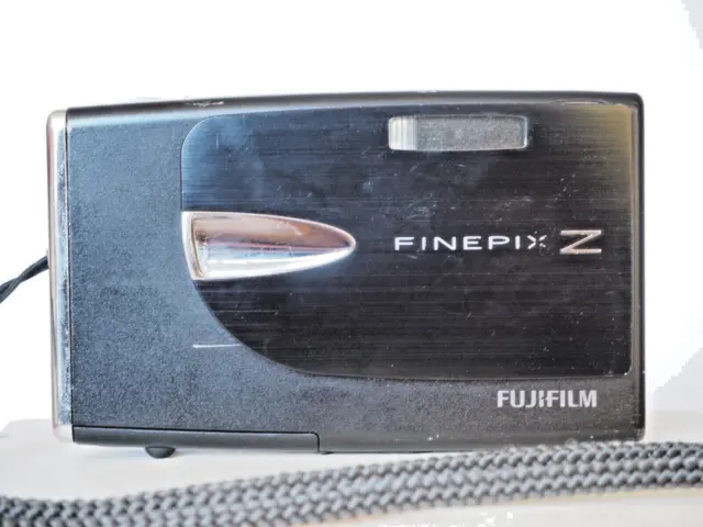 Cámara digital sensor CCD Fujifilm FinePix Z20fd 10 MP 35-105 mm equivalente a f3.7 negra