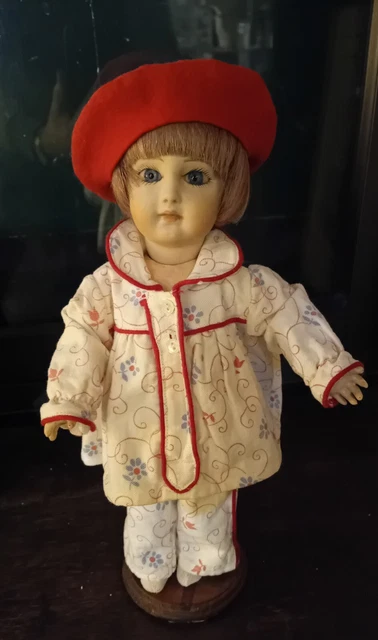 Petite Poupée en porcelaine Chaperon rouge - Label Emmaus