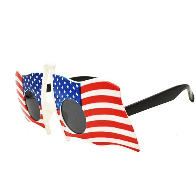 realistische amerikanische flagge lokalisiert auf weißer