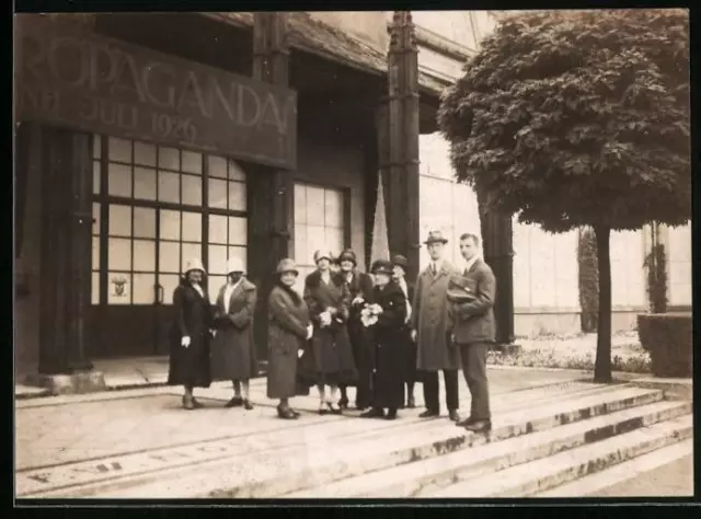 Fotografie Ausstellung Propaganda 1926, Damen & Herren am Eingang zum Ausstellu