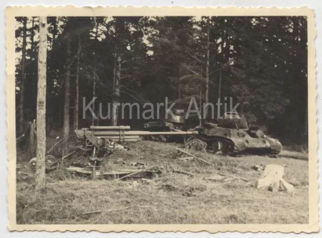 R886 Foto Wehrmacht Russland Beute Panzer T34 + Flak PAK Kanone nach combat !