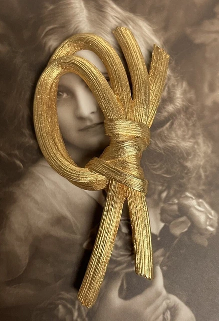 Broche Vintage En Métal Doré Brossé - Signée G.R. (Georges Rech?) - Forme Ruban Noué - Bel état