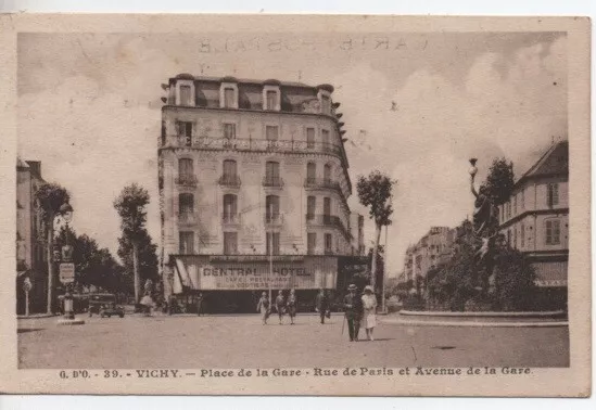CPA - VICHY - Place de la Gare - Rue de Paris et Avenue de la Gare