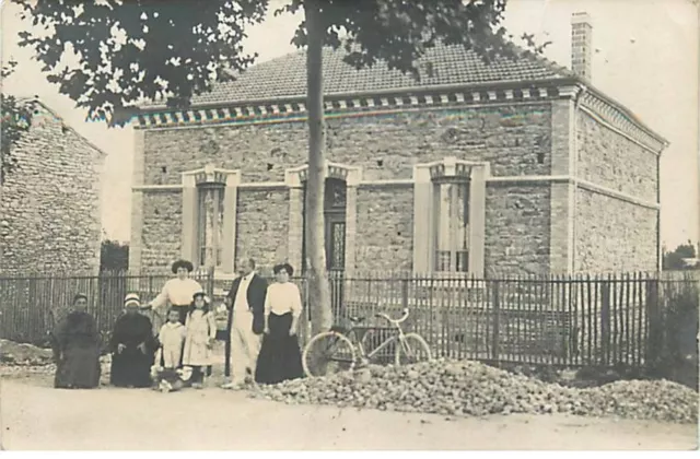 Carte Photo a localiser - Famille devant une maison, pr�s d'un arbre et  - 22820