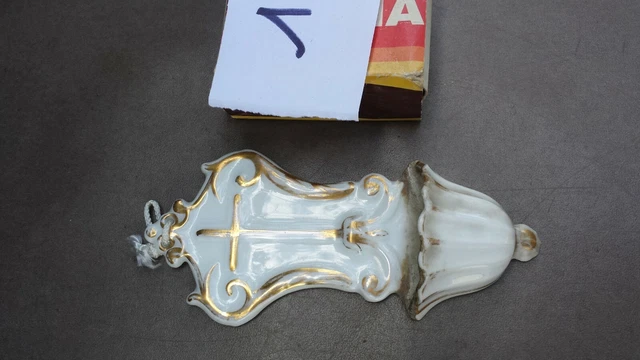 1/ Ancien petit bénitier en faïence biscuit avec croix.