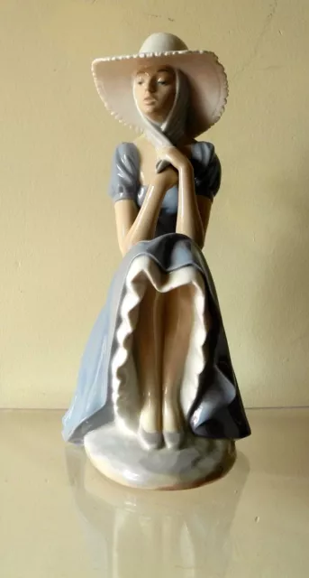 Figura Porcelana NAO by Lladró años 80 Mujer con sombrero blanco sentada woman 2