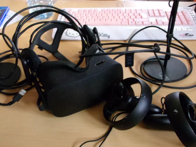 Casque Oculus Rift VR Realité Virtuelle En Bon État Avec Manette Et Capteur Casque Oculus Rift VR Realité Virtuelle En Bon État Avec Manette Et Capteur