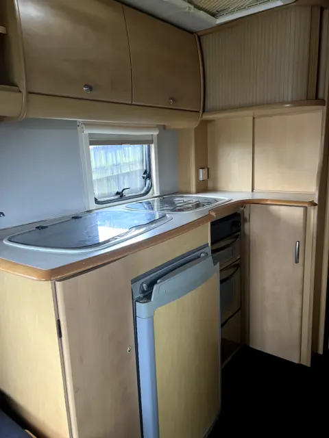 Lightweight 1350kg Caravan with Toilet/ Shower and fixed double bed 4