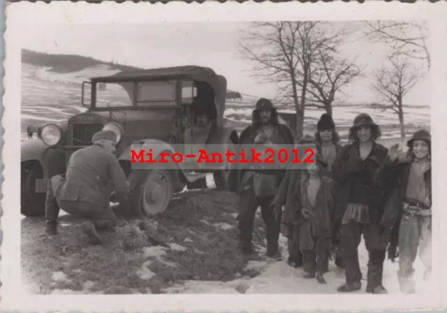 Foto, Wk2, Einheits Pkw und Zigeuner barfuß in Rumänien 1940 (N)50953
