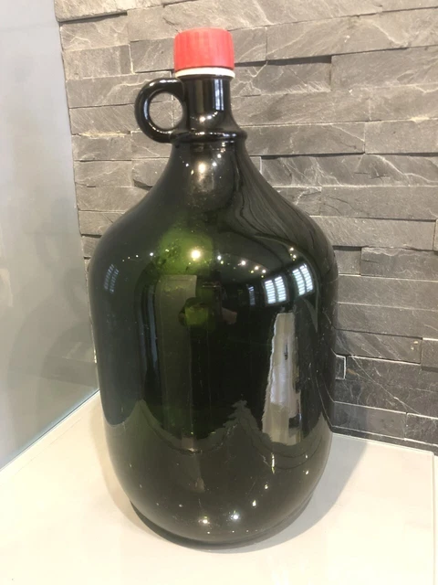 Ancienne carafe à vin joliment taillée avec deux verres