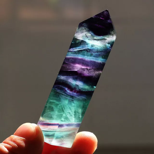 Natürlicher Regenbogen-Fluorit-Quarz-Kristall-Stab-Punkt-Heilstein sechseckig DE