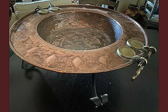 Brasero antiguo de cobre batido con asas en bronce y filigrana