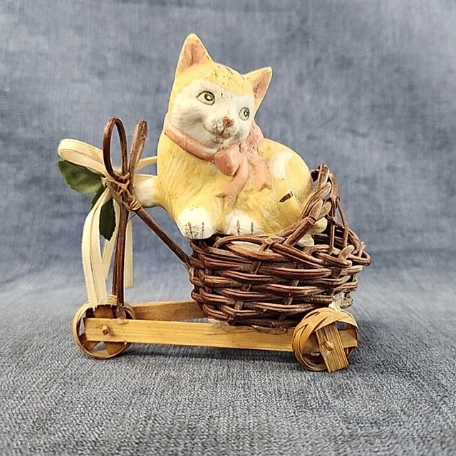 ORANGE TABBY CERAMIC Cat riding in a Woven Baby Stroller Vintage u11E
