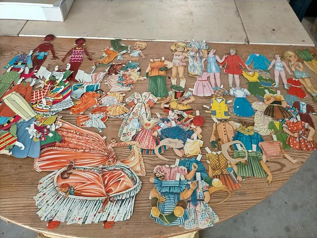 Lot De Découpages Anciens Vêtements De Poupee