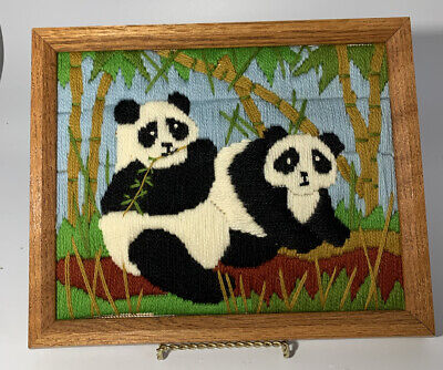 "Dos osos panda acabados enmarcados punta de aguja 11,5"" x 9,5"