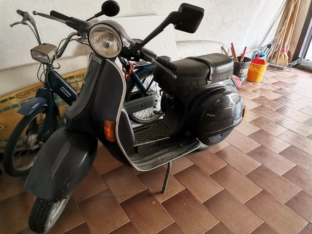 Vespa px 125 nera anno 1981 a Treviso