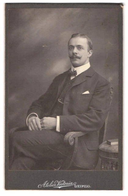 Fotografie Rich. Knoth, Leipzig, Rossplatz 6, Portrait eleganter Herr mit Schna
