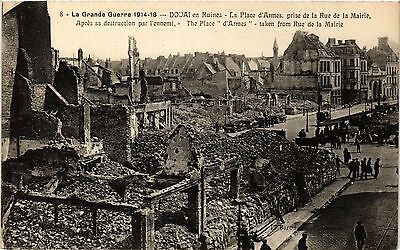 CPA DOUAI en Ruines - La Place d'Armes prise de la Rue de la Mairie (422825)