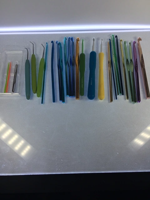 ~Vintage Lot of 22 Crochet Hooks Needles Boye. Variety of sizes. Skinny and big ~Vintage Lot of 22 Crochet Hooks Needles Boye. Variety of sizes. Skinny and big