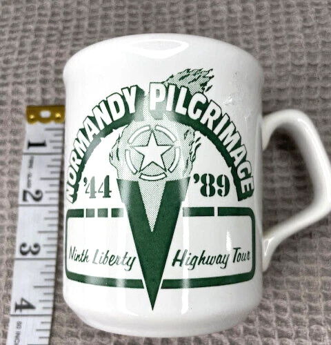 Taza de café de té vintage conmemorativa de peregrinación de Normandía verde blanca 1989