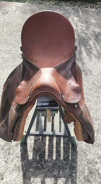 Selle en cuir marron Éric Thomas 17.5