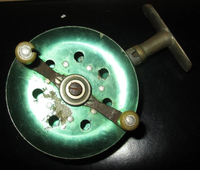 Ancien moulinet en aluminium et son support pour collection peche