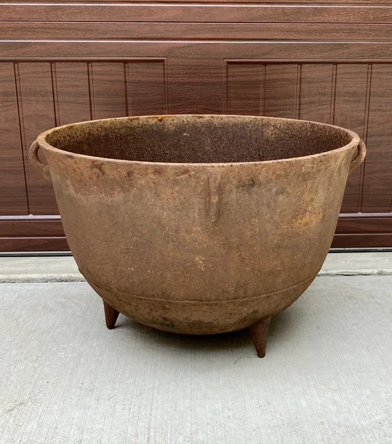 ANTIQUE LARGE 20 Gallon Cast Iron Pot Handle Footed Cauldron Wash/Black