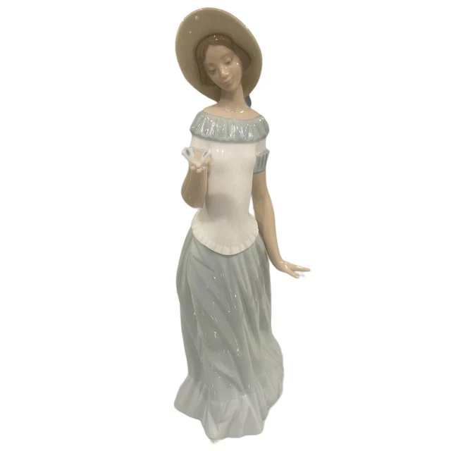 NAO BY LLADRO Hand Made Porcelain Figurine THE BUTTERFLY'S DANCE LADY #1398 MINT