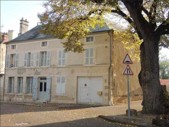 MAISON DE CARACTERE, 19e, 200 m2 habitables, dépendances, cour fermée. MAISON DE CARACTERE, 19e, 200 m2 habitables, dépendances, cour fermée.