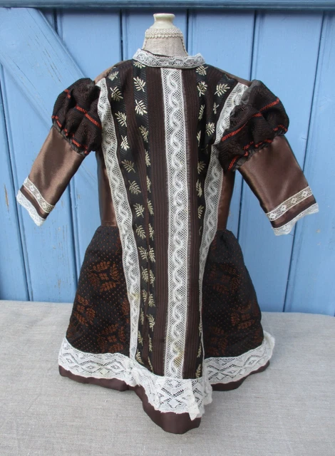 Magnifique Robe Tissu Soyeux Et Dentelle Ancienne  Pour Poupee Ancienne / Tbe