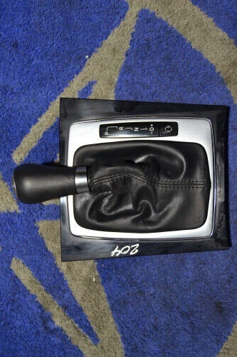 Le bouton de vitesse de classe C W204 comprend une toile de fond de circuit...