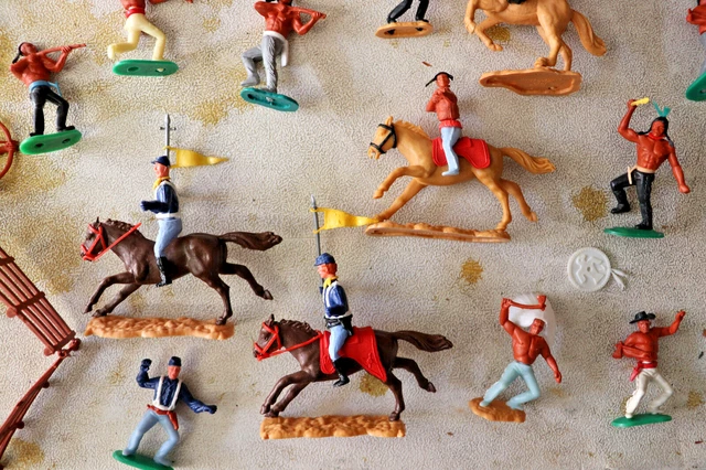 Lot De Petits Soldats Cowboys Et Indiens Vintage - Fin Des Années 60 / Début 70 - Occasion