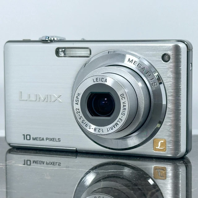 【付属品多数】Panasonic LUMIX DMC-FS7 シルバー Panasonic Lumix DMC-FS7 Digital Camera *Japanese version