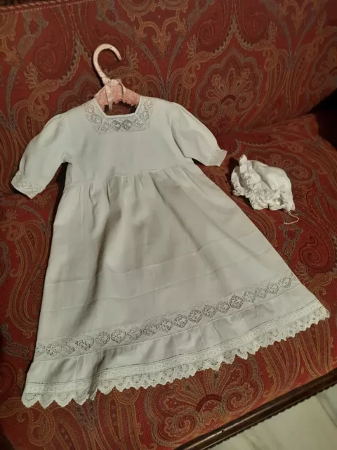 Antico Abito da Bambina o Bambola con cuffia  in picche' e pizzo. Spalle cm.23.
