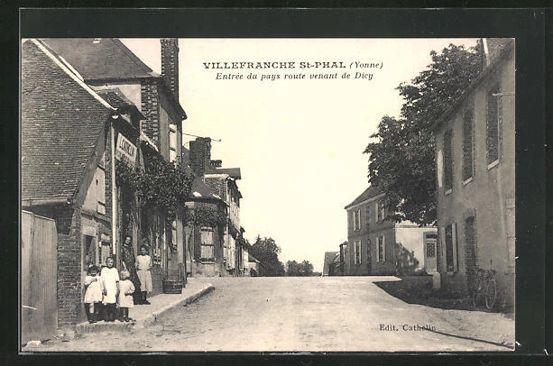CPA Villefranche-Saint-Phal, Entrance du country road coming from Dicy