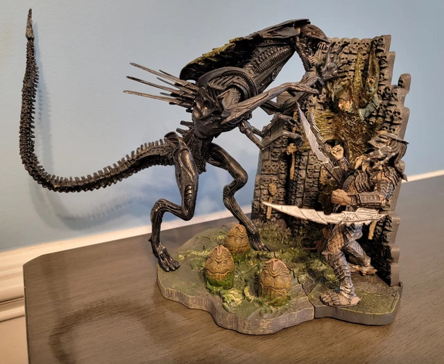 Alien Queen vs Predator AVP 2005 Complete 2 Part Playset - McFarlane