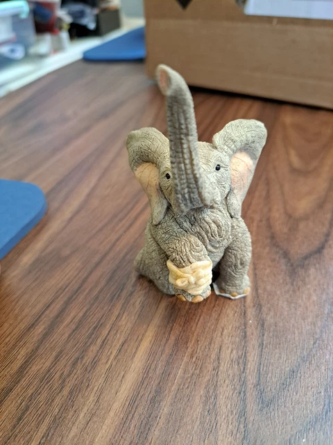Sculpture ornement éléphant Tuskers HENRY WOBBLY WALK neuve dans sa boîte