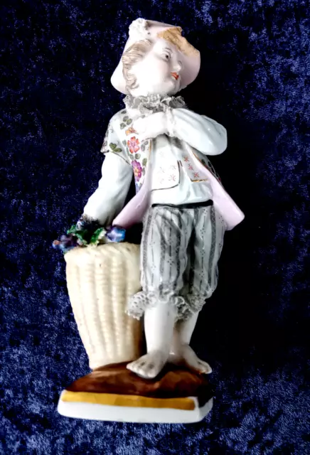 figurine jeune garçon avec son panier de vendange porcelaine de Meissen 18 ème