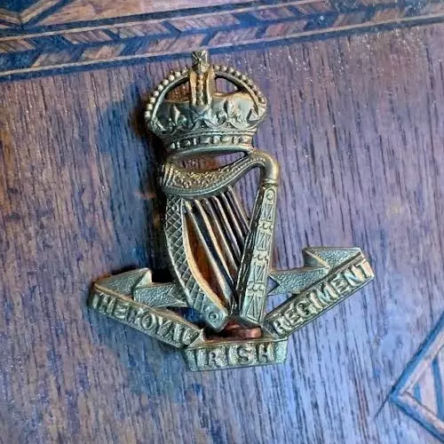 WW1  - A genuine Royal Irish regiment - cap badge (fixings)