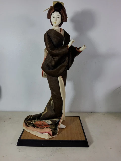 Poupée geisha japonaise antique. Kimono femme pose de marche visage soie - Antiquités