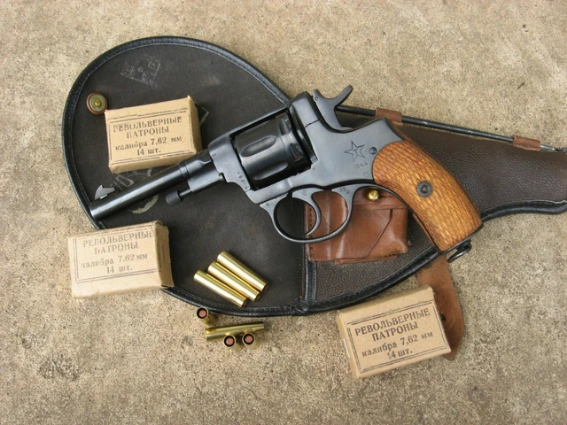 Plaque Métal Pistolet Revolver 30 X 20 Cm – Décoration Murale TV Film Et Musique