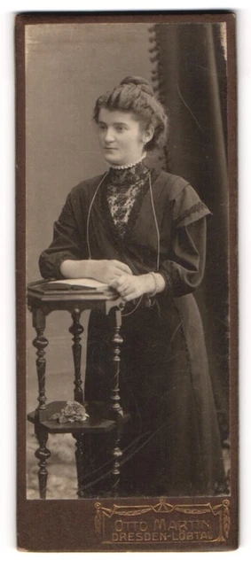 Fotografie Otto Martin, Dresden-Löbtau, Portrait bürgerliche Dame mit Buch an T