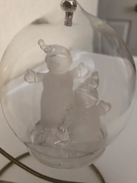 Beautiful Christmas Tree Ornament Clear Glass Globe With 2 Snowmen.