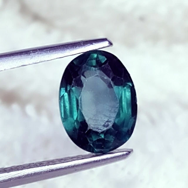 Adorable moldavite naturelle du Brésil - 2,67 carats avec certificat.