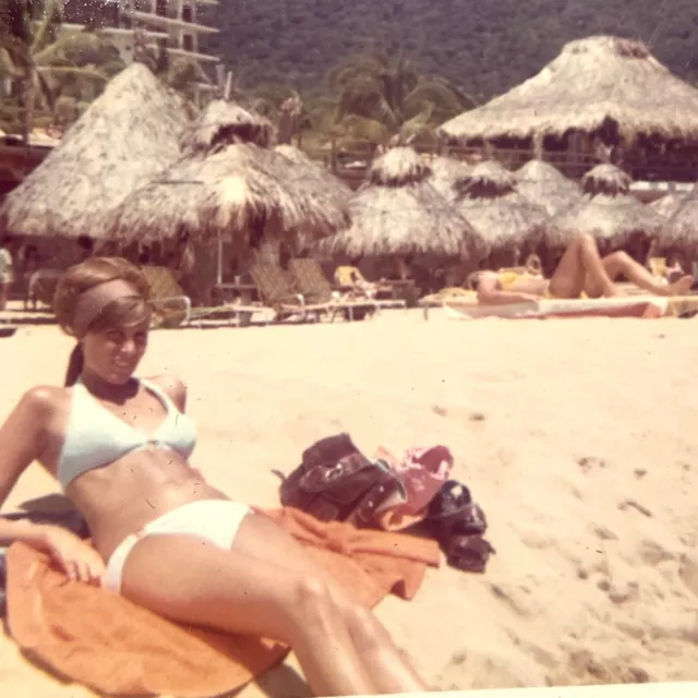 (Ab) FOUND PHOTO Photograph Snapshot Exotic Bikini Beach Huts 1973 Woman