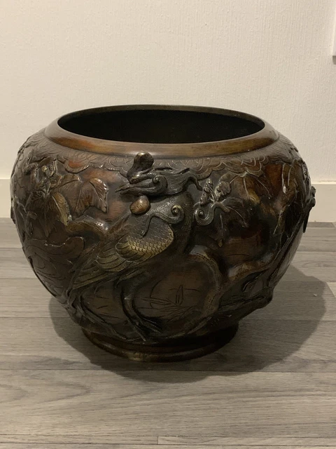 Grand cache pot en bronze a decor japonisant 1900