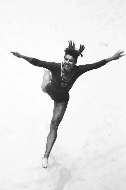 1960s-larisa-latynina-of-soviet-union-in-the-floor-gymnastics-old-photo