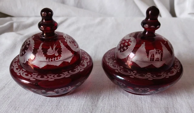 Deux boites en cristal de bohème, Tchèque, gravé, de couleur rubis 1900