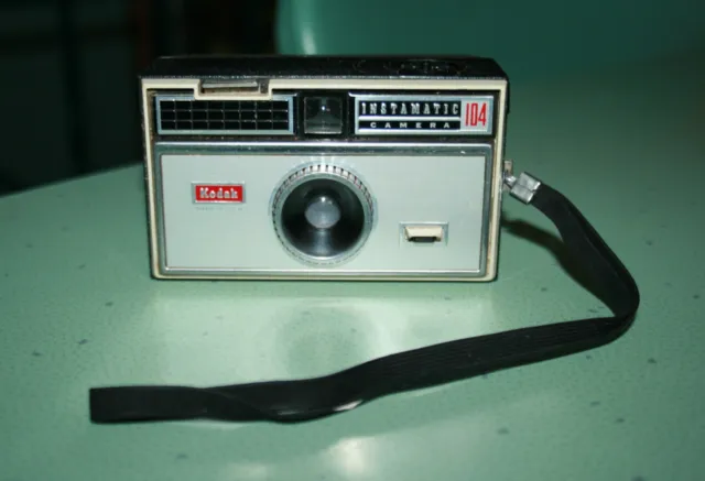 Cámara Kodak Instamatic 104 vintage década de 1960 con correa negra y plateada sin probar